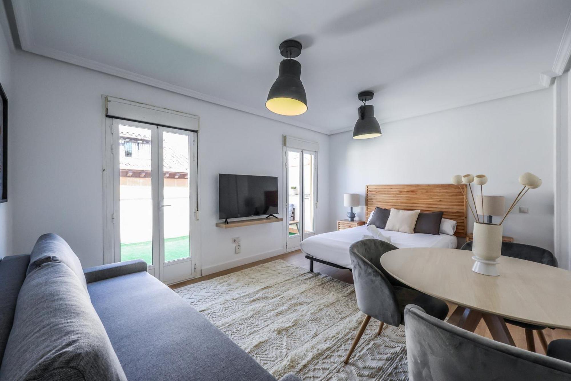 Atico Reformado Con Terraza En Lavapies Apartment Madrid Exterior photo