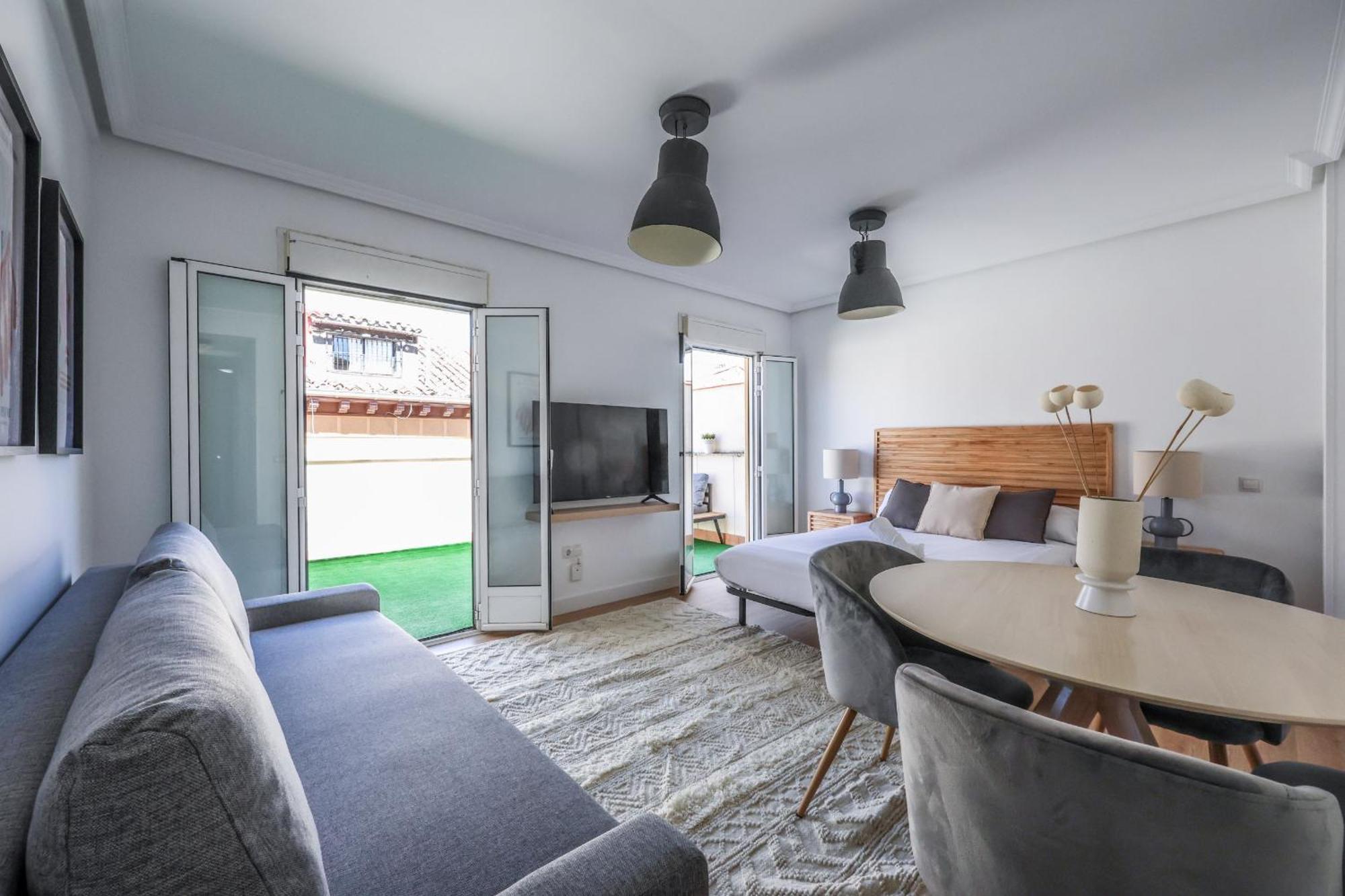 Atico Reformado Con Terraza En Lavapies Apartment Madrid Exterior photo